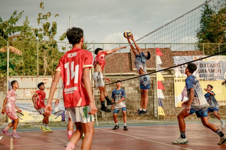 Makin Seru: Tim Asal Kretek Sapu Bersih Tiket Final dalam Tunamen Bola Voli Bupati Cup HUT ke-31 SMAN 1 Bambanglipuro!